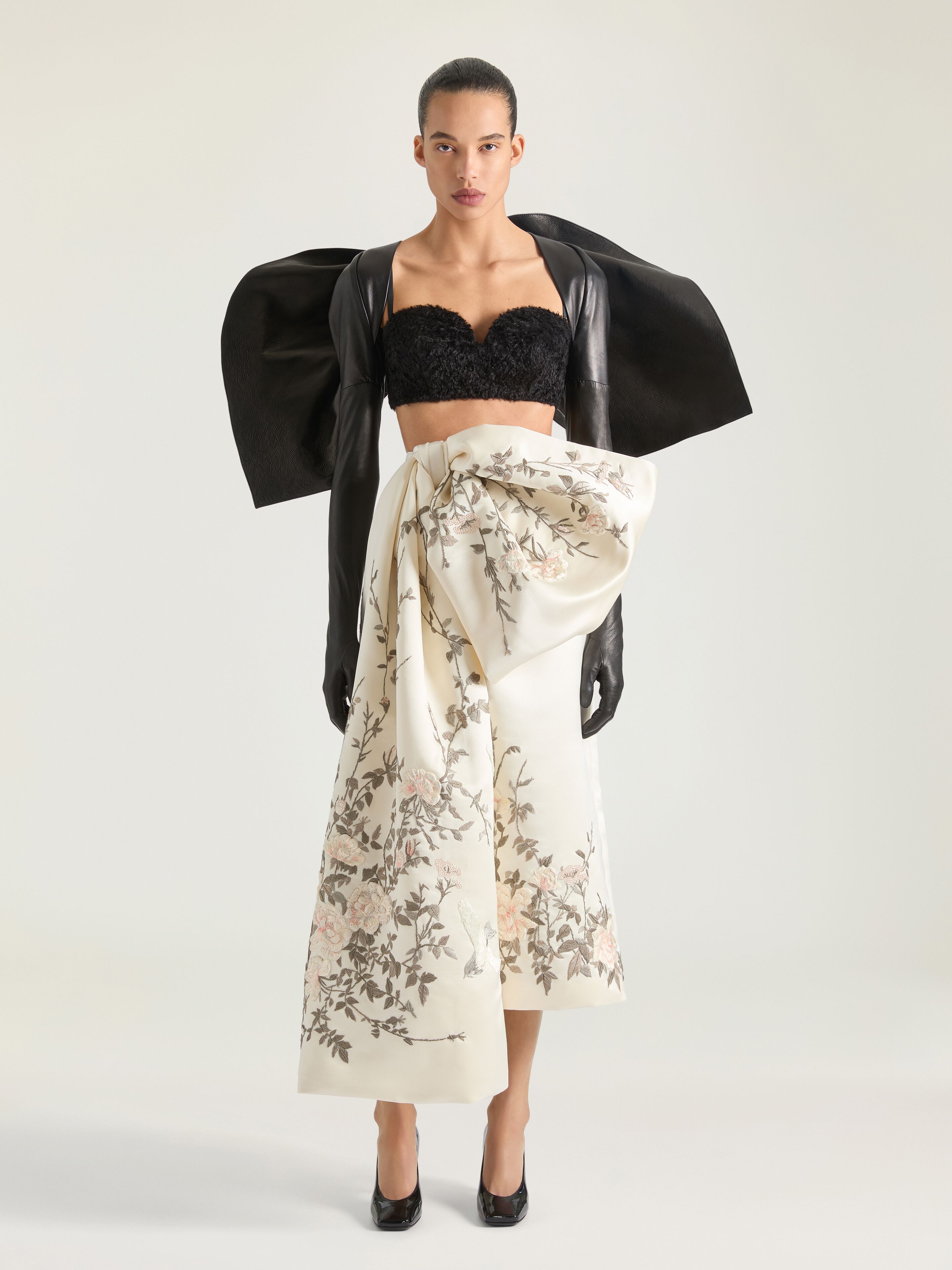 Long skirt in satin with bow and embroideries